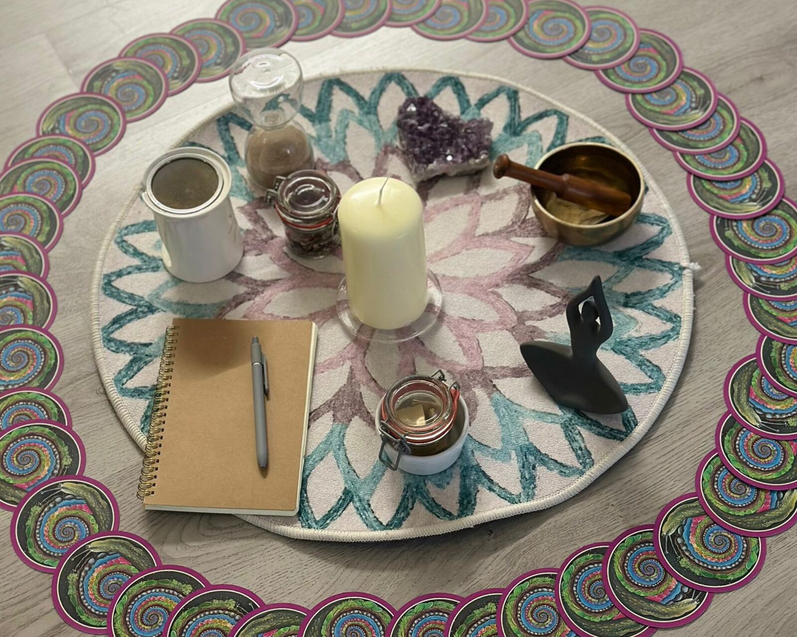 Liebevoll gestaltete Ritual-Mitte auf einem Mandala-Tuch mit Kerze, Klangschale, Amethyst und Journal