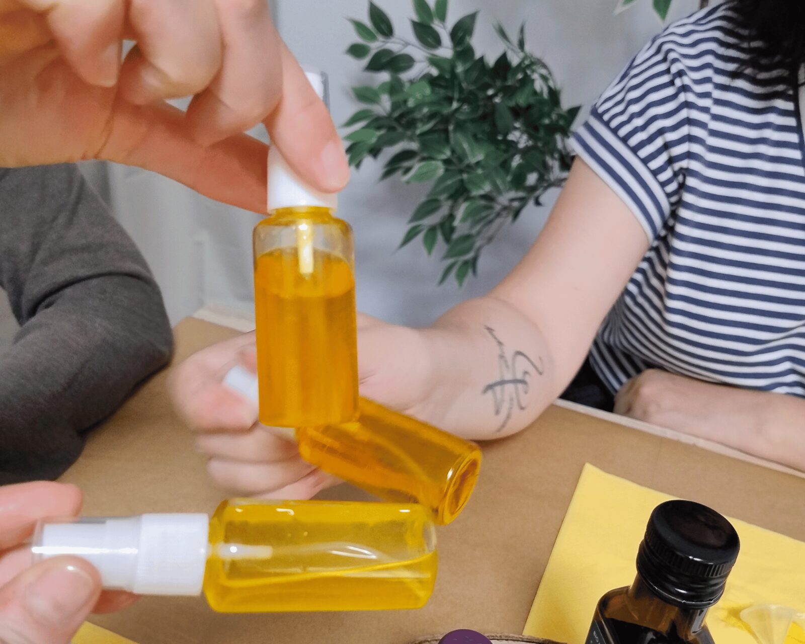 Das selbst hergestellte, goldfarbene Herbstkraftöl in kleinen Fläschchen zum Mitnehmen