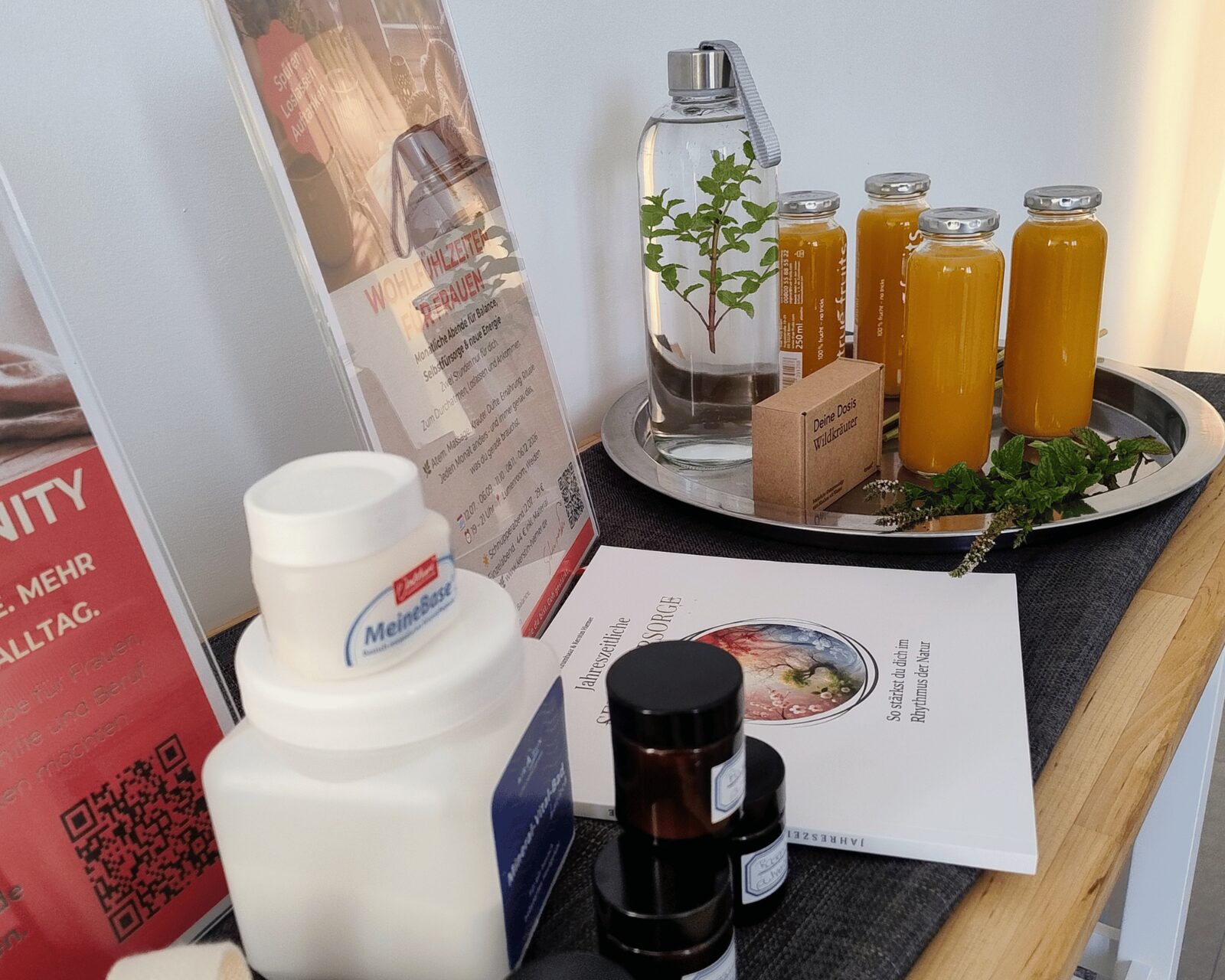 Infotisch mit Willkommensgetränken, Kräutern und Material zum Wohlfühlzeiten-Abend